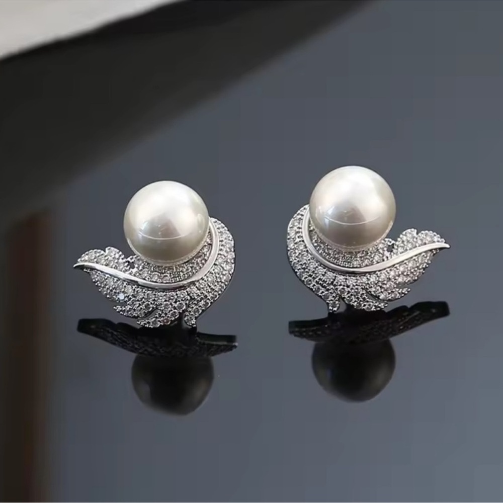 Elegant Pearl Crystal Leaf Stud Timeless Earrings